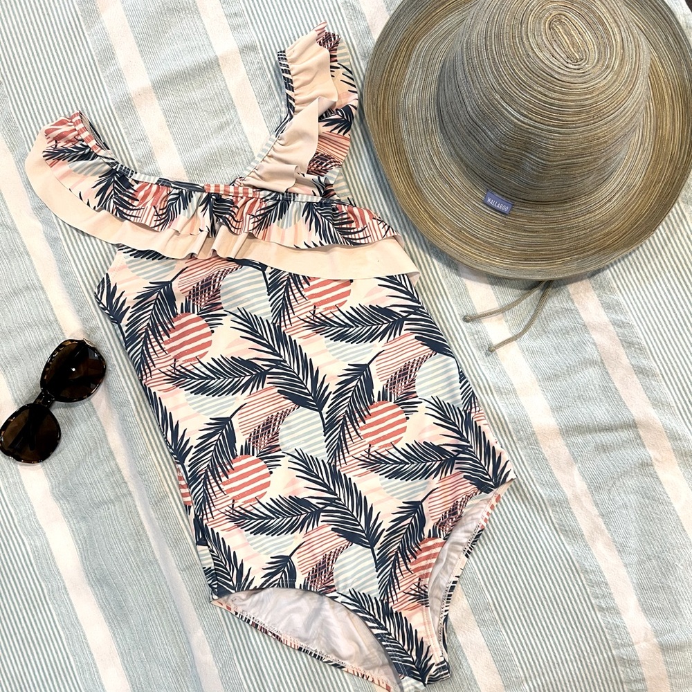 Women’s swimsuit. Junior size 15-16z